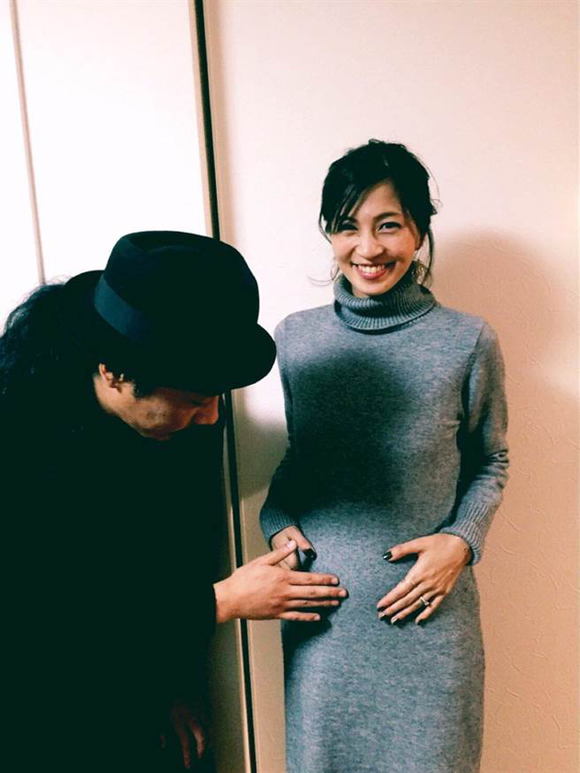 Mang thai 5 tháng, mỹ nhân nóng bỏng Nhật Bản bẽ bàng vì chồng ngoại tình - Ảnh 1.