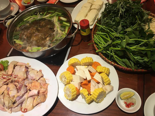 Hãy đến và trải nghiệm những món ăn tuyệt vời trong một buổi buffet sang trọng và đầy đủ nhất tại chúng tôi. Được thiết kế theo phong cách hiện đại và tinh tế, không gian buổi tiệc của chúng tôi sẽ khiến bạn cảm thấy thoải mái và sang trọng. Hãy thưởng thức các món ăn đặc sắc và trải nghiệm những khoảnh khắc tuyệt vời cùng chúng tôi.