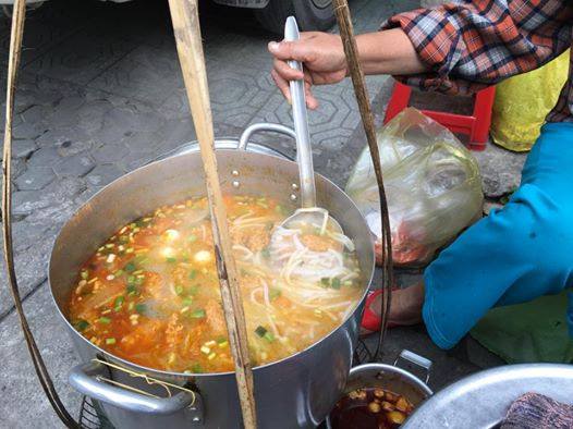 M&oacute;n b&aacute;nh canh d&acirc;n d&atilde; được l&ograve;ng người d&acirc;n xứ Huế - Ảnh 2.
