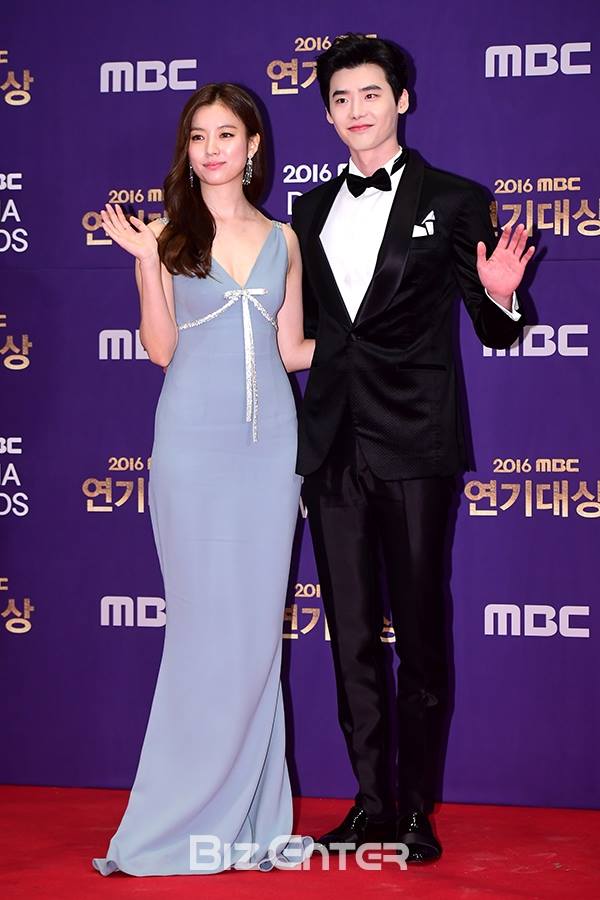 Các cặp sao Hàn tình tứ sánh bước trên thảm đỏ MBC 2016 - Ảnh 1.