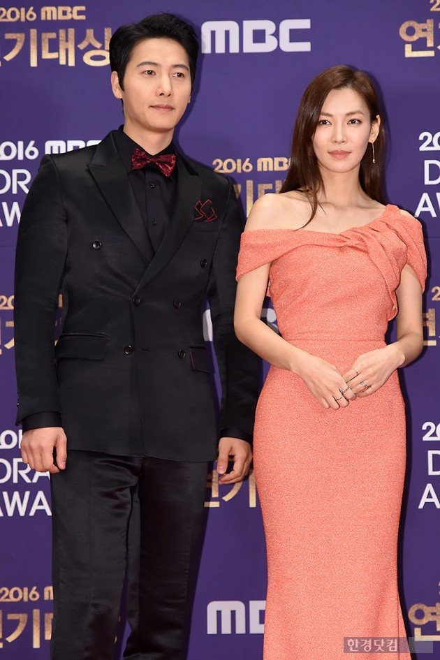 Các cặp sao Hàn tình tứ sánh bước trên thảm đỏ MBC 2016 - Ảnh 2.
