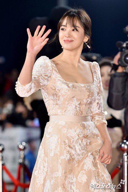 Song Hye Kyo đẹp tựa nữ thần, Song Joong Ki bảnh bao trên thảm đỏ KBS 2016  - Ảnh 1.