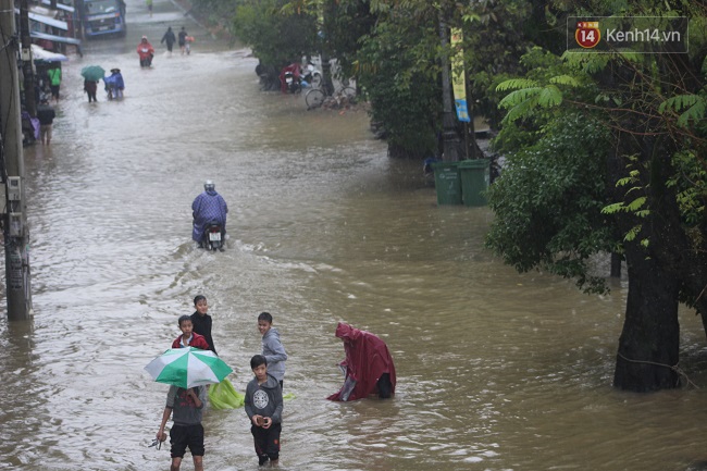 Nước lũ tràn về, nhiều tuyến đường trung tâm của TP Huế bị ngập nặng - Ảnh 12.