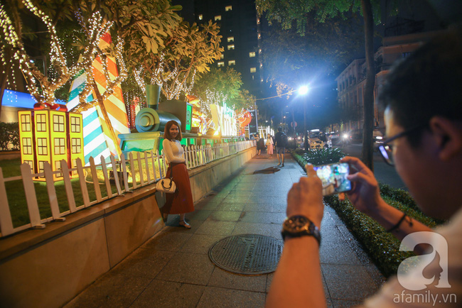 Phố phường Hà Nội, Sài Gòn đã trang hoàng rực rỡ lung linh chào đón Giáng sinh - Ảnh 29.