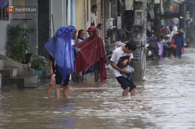 Nước lũ tràn về, nhiều tuyến đường trung tâm của TP Huế bị ngập nặng - Ảnh 13.