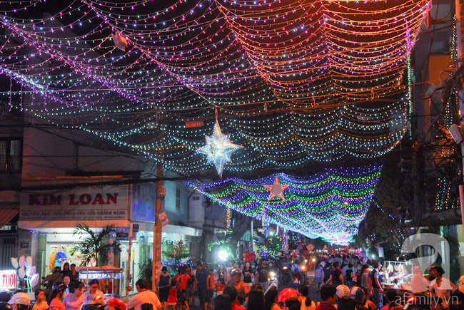 Phố phường Hà Nội, Sài Gòn đã trang hoàng rực rỡ lung linh chào đón Giáng sinh - Ảnh 30.