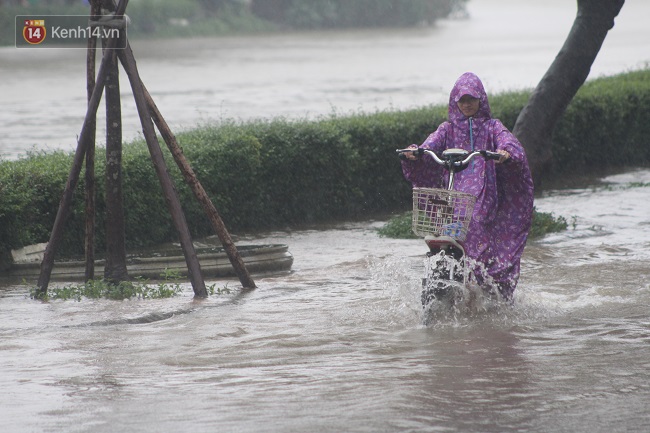 Nước lũ tràn về, nhiều tuyến đường trung tâm của TP Huế bị ngập nặng - Ảnh 15.