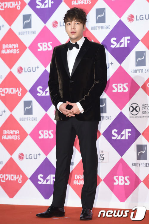 Lee Min Ho, Park Shin Hye khuấy động thảm đỏ SBS 2016 - Ảnh 6.