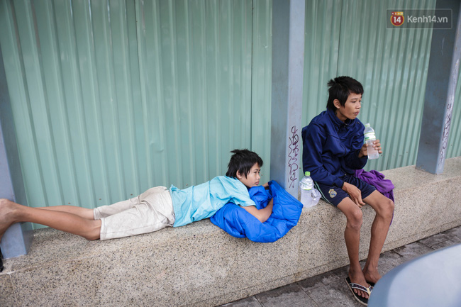 Trạm xe buýt phố đi bộ - Chỗ ngủ của 2 anh em mồ côi trong những ngày Sài Gòn trở lạnh - Ảnh 3.