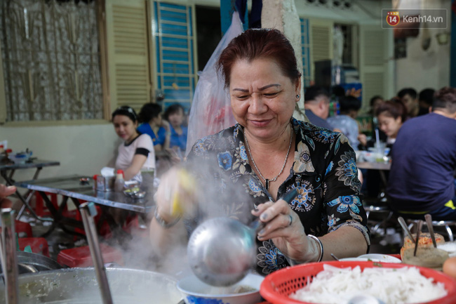 Có gì đặc biệt trong tô mì tôm muối ớt giá hơn 50.000 đồng vẫn hút khách ở Sài Gòn? - Ảnh 3.