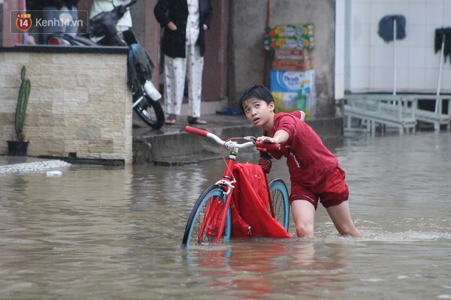 Nước lũ tràn về, nhiều tuyến đường trung tâm của TP Huế bị ngập nặng - Ảnh 3.
