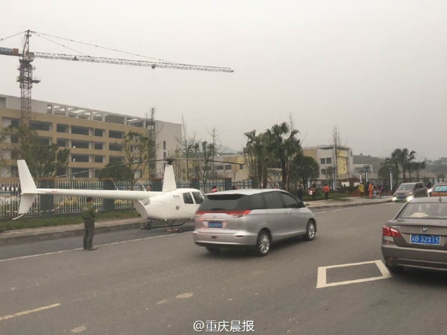 Trung Quốc: Chê đường tắc, ông bố sành điệu lái trực thăng đưa quý tử đi học - Ảnh 3.