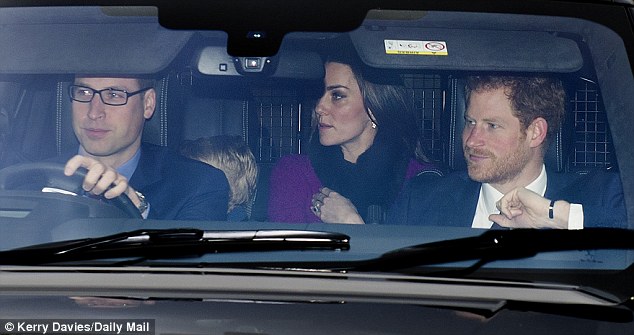 Hoàng tử bé đáng yêu cùng cha mẹ tới Cung điện Buckingham để ăn tối Giáng sinh với Nữ hoàng - Ảnh 3.