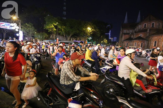 Hình ảnh người dân hào hứng đổ ra đường đón Noel trên cả nước - Ảnh 35. Hình ảnh người dân hào hứng đổ ra đường đón Noel trên cả nước - Ảnh 35.