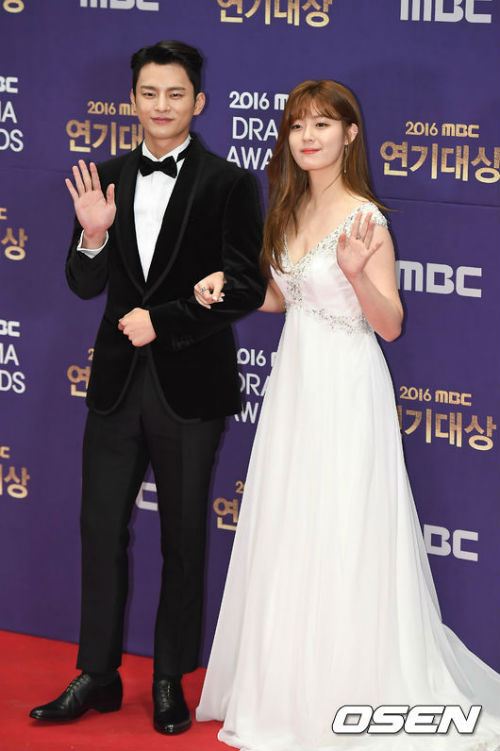 Các cặp sao Hàn tình tứ sánh bước trên thảm đỏ MBC 2016 - Ảnh 3.