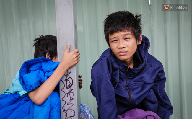Trạm xe buýt phố đi bộ - Chỗ ngủ của 2 anh em mồ côi trong những ngày Sài Gòn trở lạnh - Ảnh 4.