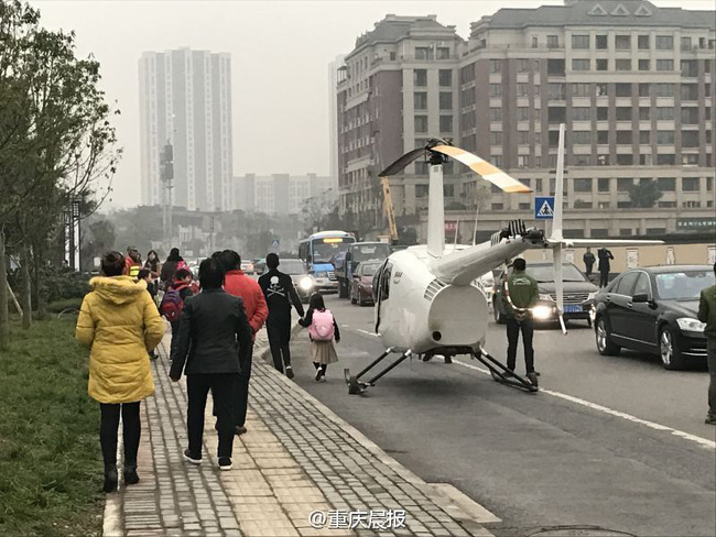 Trung Quốc: Chê đường tắc, ông bố sành điệu lái trực thăng đưa quý tử đi học - Ảnh 4.