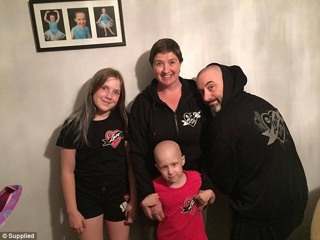 Phép màu đã đến với bé gái 7 tuổi bị ung thư trong bức ảnh sợi lông mi cuối cùng - Ảnh 4.