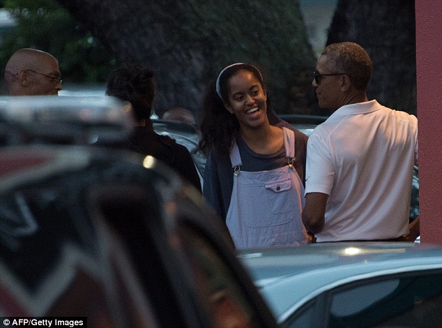 Tổng thống Obama giản dị, xúc đá bào cho con gái lớn tại Hawaii - Ảnh 4.