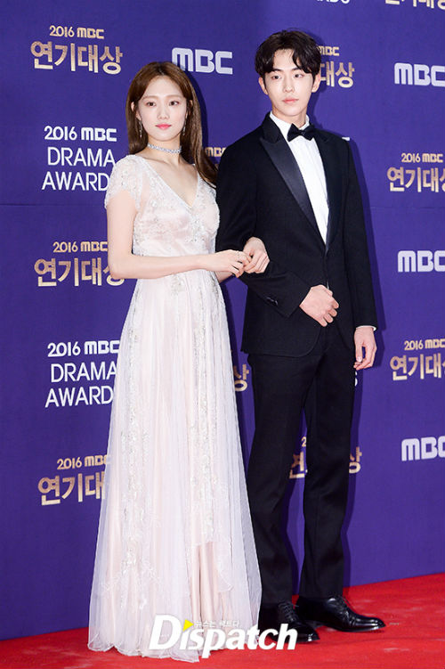Các cặp sao Hàn tình tứ sánh bước trên thảm đỏ MBC 2016 - Ảnh 4.