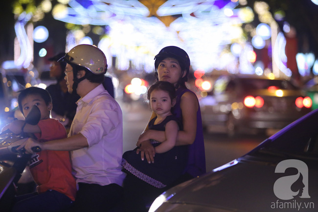 Người dân Hà Nội và Sài Gòn đổ ra đường, háo hức chờ đợi khoảnh khắc giao thừa đón năm mới 2017 - Ảnh 16.