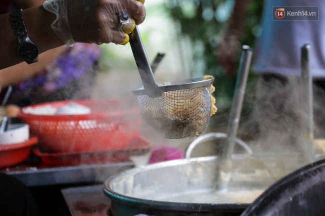 Có gì đặc biệt trong tô mì tôm muối ớt giá hơn 50.000 đồng vẫn hút khách ở Sài Gòn? - Ảnh 5.