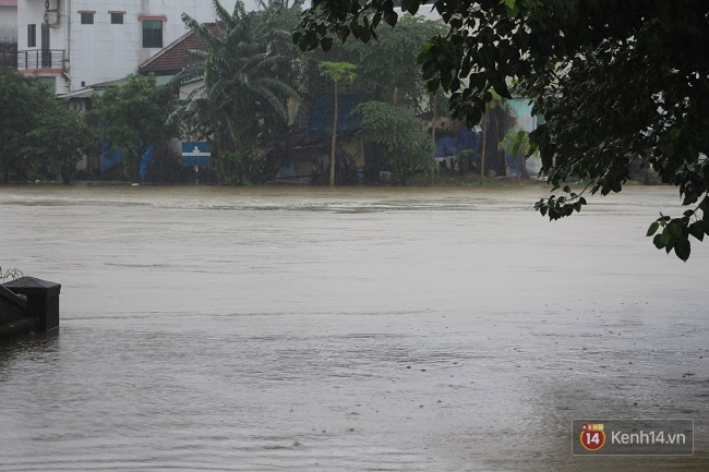 Nước lũ tràn về, nhiều tuyến đường trung tâm của TP Huế bị ngập nặng - Ảnh 5.