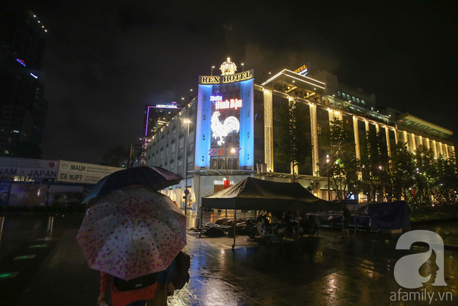 Phố phường Hà Nội, Sài Gòn đã trang hoàng rực rỡ lung linh chào đón Giáng sinh - Ảnh 22.