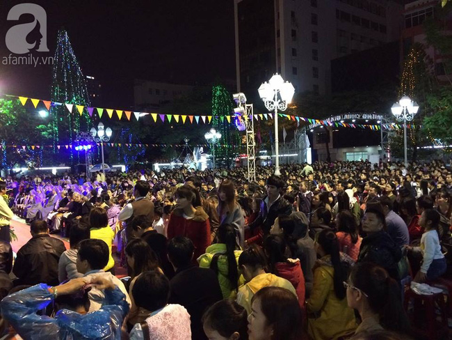 Hình ảnh người dân hào hứng đổ ra đường đón Noel trên cả nước - Ảnh 31. Hình ảnh người dân hào hứng đổ ra đường đón Noel trên cả nước - Ảnh 31.