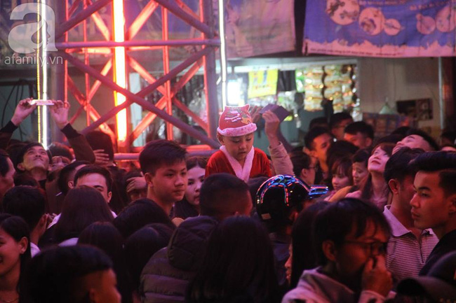 Hình ảnh người dân hào hứng đổ ra đường đón Noel trên cả nước - Ảnh 27.