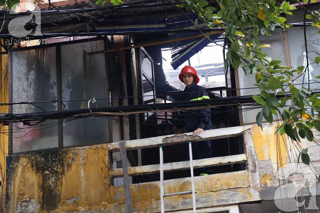 Hà Nội: Cháy trong bếp, cảnh sát phải phá cửa đưa chủ nhà ra ngoài - Ảnh 9.