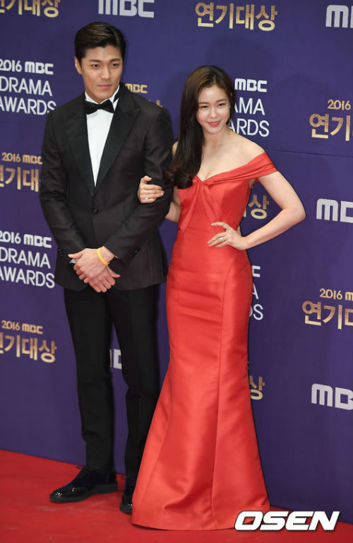 Các cặp sao Hàn tình tứ sánh bước trên thảm đỏ MBC 2016 - Ảnh 5.