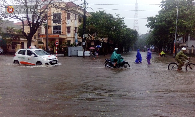 Nước lũ tràn về, nhiều tuyến đường trung tâm của TP Huế bị ngập nặng - Ảnh 6.
