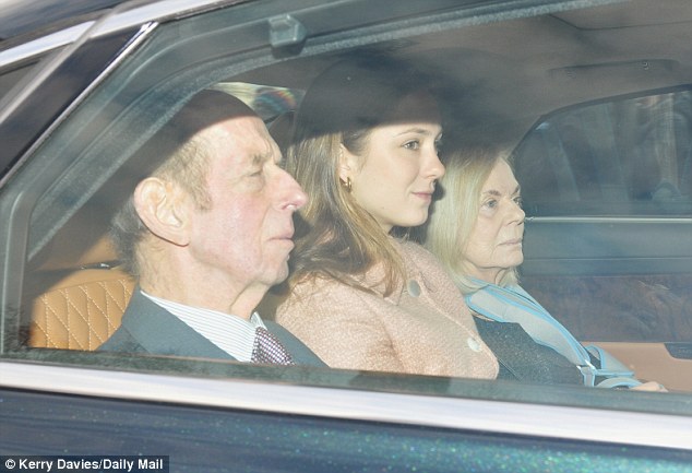 Hoàng tử bé đáng yêu cùng cha mẹ tới Cung điện Buckingham để ăn tối Giáng sinh với Nữ hoàng - Ảnh 6.