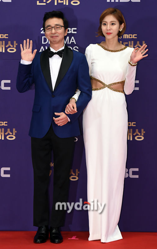 Các cặp sao Hàn tình tứ sánh bước trên thảm đỏ MBC 2016 - Ảnh 6.