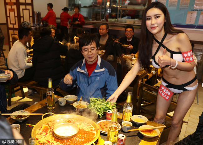 Nhà hàng lẩu gây chú ý khi dùng người mẫu mặc bikini tiếp đồ ăn cho khách giữa ngày đông giá rét - Ảnh 7.