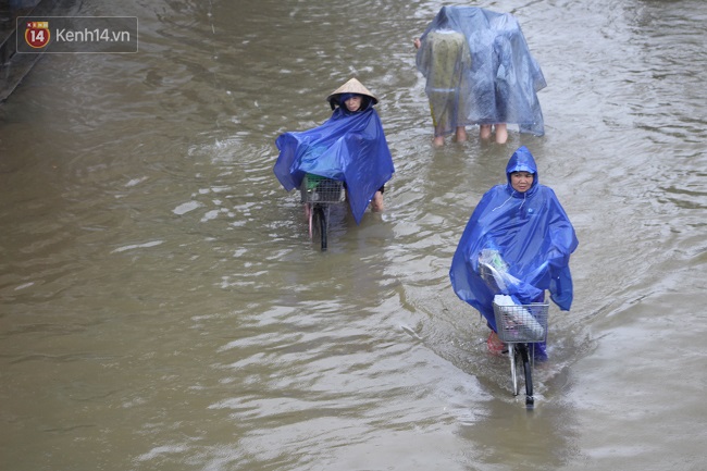 Nước lũ tràn về, nhiều tuyến đường trung tâm của TP Huế bị ngập nặng - Ảnh 7.