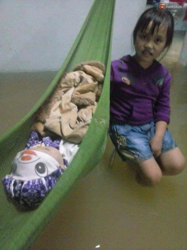 Clip: Nước lũ chảy xiết kinh hoàng ở Bình Định, em bé nằm võng giữa dòng lũ - Ảnh 8.