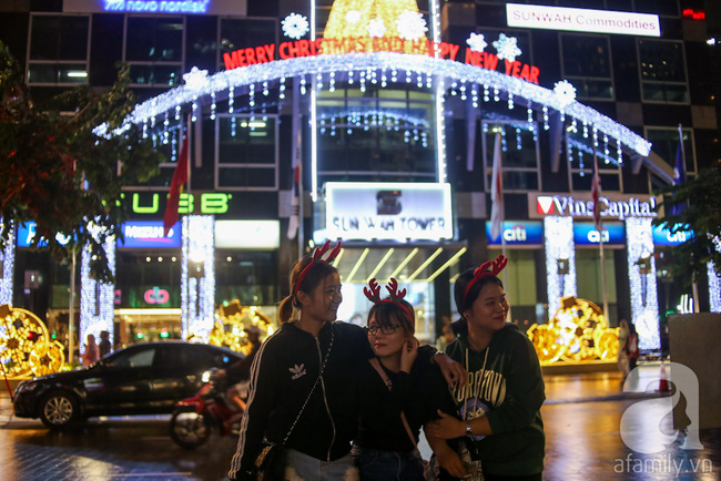 Phố phường Hà Nội, Sài Gòn đã trang hoàng rực rỡ chào đón Giáng sinh - Ảnh 25.