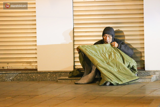 Những đêm Hà Nội rét nhất từ đầu đông nhưng với người vô gia cư, thế này vẫn còn ấm lắm! - Ảnh 7.