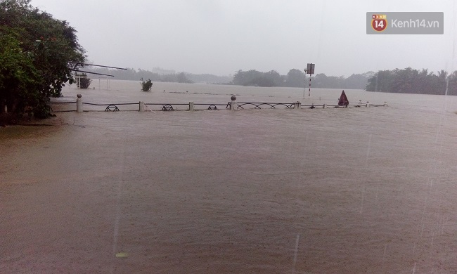 Nước lũ tràn về, nhiều tuyến đường trung tâm của TP Huế bị ngập nặng - Ảnh 8.