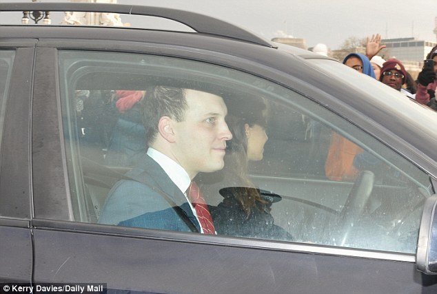 Hoàng tử bé đáng yêu cùng cha mẹ tới Cung điện Buckingham để ăn tối Giáng sinh với Nữ hoàng - Ảnh 8.