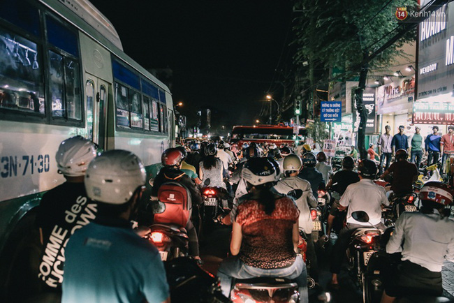 Phát điên, ngộp thở vì cảnh giờ nào cũng kẹt xe, chỗ nào cũng kẹt xe ở Sài Gòn - Ảnh 8.
