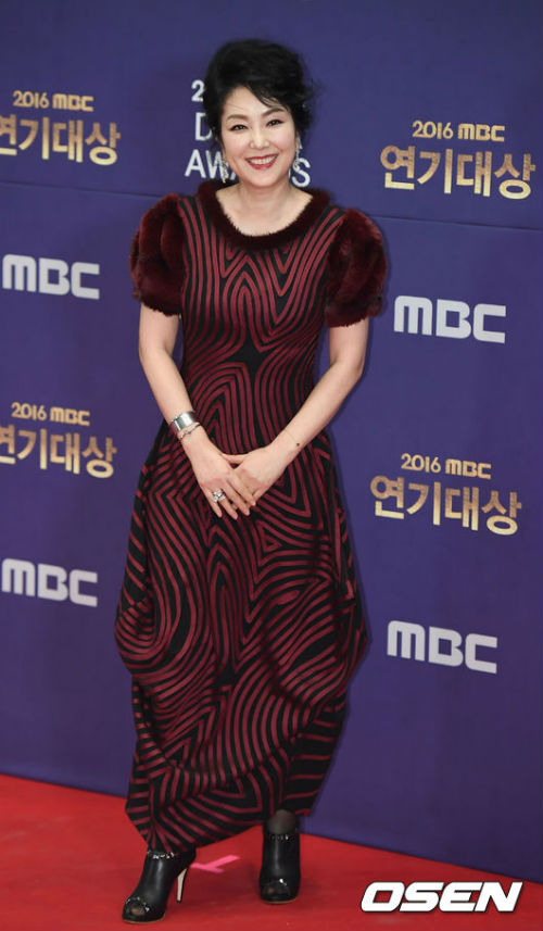 Các cặp sao Hàn tình tứ sánh bước trên thảm đỏ MBC 2016 - Ảnh 8.