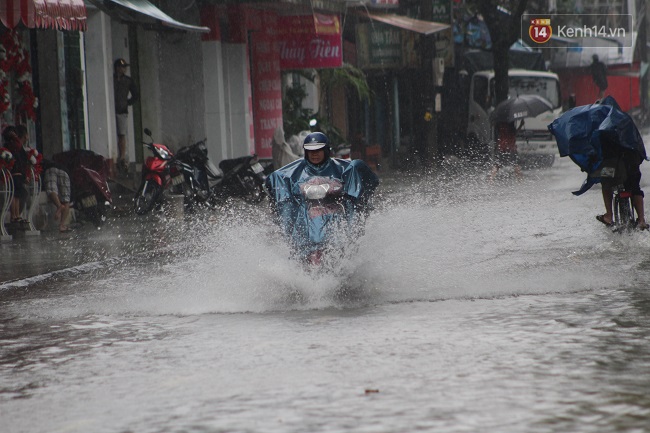 Nước lũ tràn về, nhiều tuyến đường trung tâm của TP Huế bị ngập nặng - Ảnh 9.