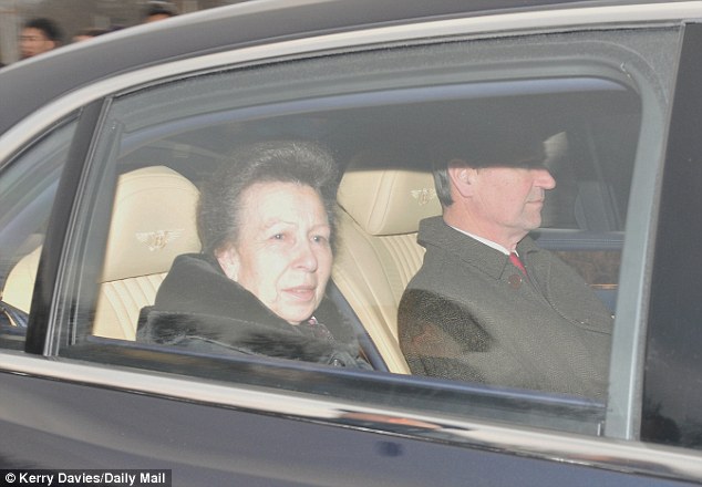 Hoàng tử bé đáng yêu cùng cha mẹ tới Cung điện Buckingham để ăn tối Giáng sinh với Nữ hoàng - Ảnh 9.