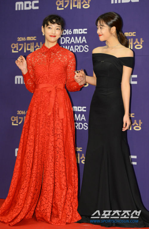 Các cặp sao Hàn tình tứ sánh bước trên thảm đỏ MBC 2016 - Ảnh 9.