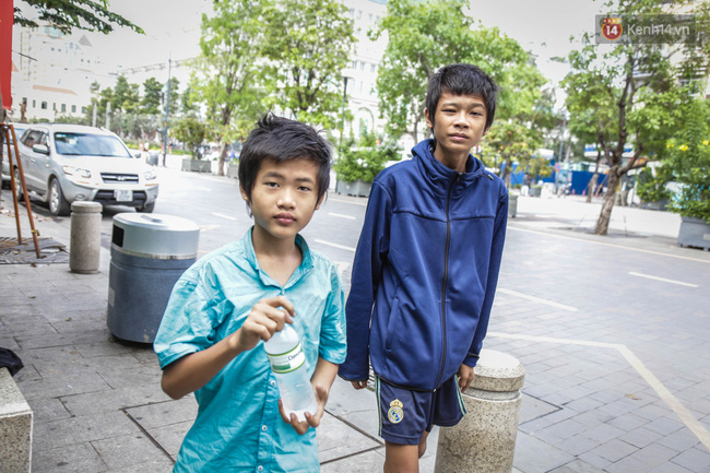 Trạm xe buýt phố đi bộ - Chỗ ngủ của 2 anh em mồ côi trong những ngày Sài Gòn trở lạnh - Ảnh 10.
