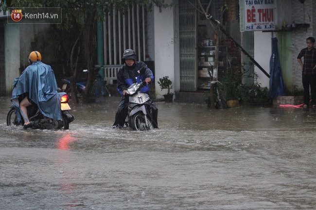 Nước lũ tràn về, nhiều tuyến đường trung tâm của TP Huế bị ngập nặng - Ảnh 10.