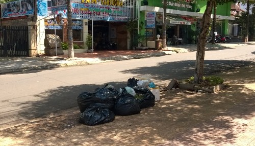 Từ 2017, chị em nào vứt rác ra đường kiểu này có thể bị phạt đến 7 triệu đồng - Ảnh 1.